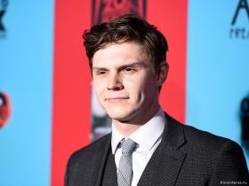 Фото актёра Эван Питерс